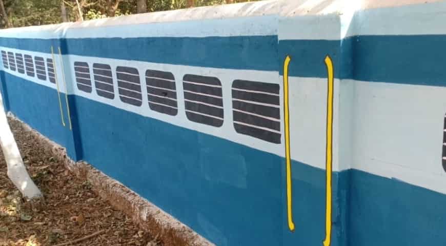 ओडिशा के नवरंगपुर जिले में एक स्कूल ने अपनी बाउंड्री वॉल पर पेंट के जरिए ट्रेन बना दी गई है.