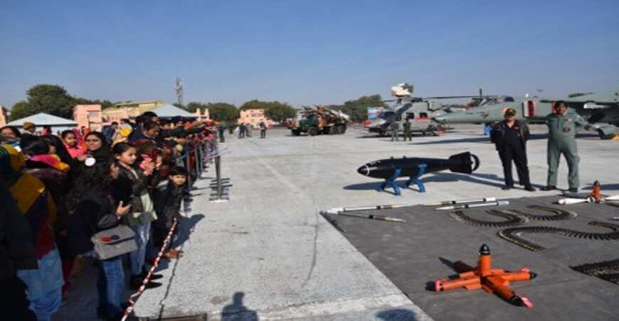 जोधपुर एयरब्रेस पर एयरफोर्स ने हथियार प्रदर्शित किए 