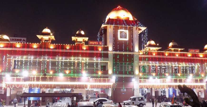 NER ने लखनऊ रेलवे स्टेशन की बिल्डिंग को बेहद खूबसूरती से सजाया है