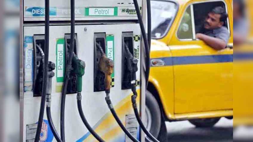 गणतंत्र दिवस के दिन पेट्रोल-डीजल में बड़ी राहत, Petrol 15 दिनों में 2 रुपये हुआ सस्ता