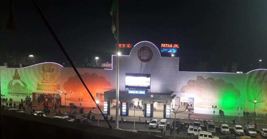 गणतंत्र दिवस पर पटना रेलवे स्टेशन पर महात्माबुद्ध का चित्र बेहद खूबसूरत दिख रहा है