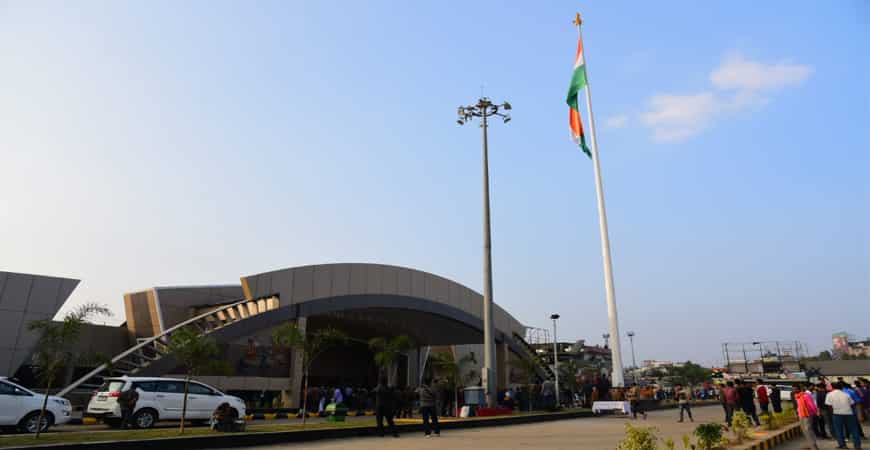 दीमापुर रेलवे स्टेशन के सामने रेलवे ने 100 फीट लम्बा राष्ट्रीय ध्वज लगाया है.