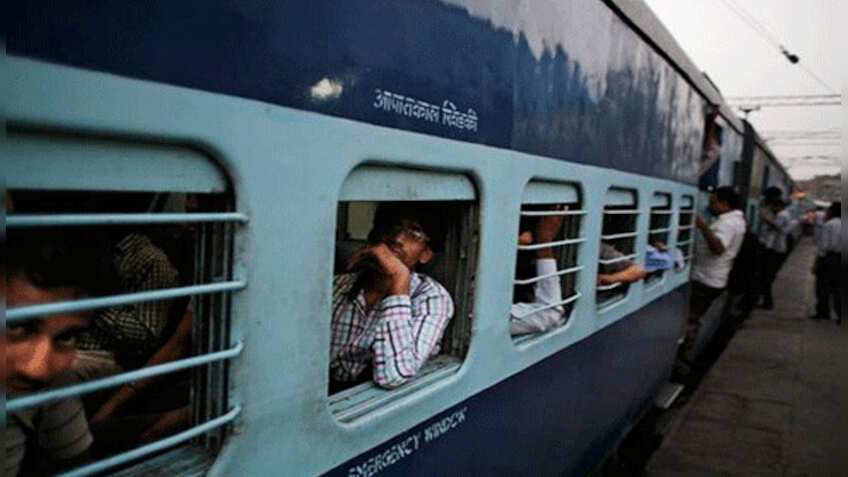 तूफान और गोमती एक्सप्रेस सहित 307 ट्रेनें कैंसिल, ये लिस्ट देख कर करें अपनी प्लानिंग