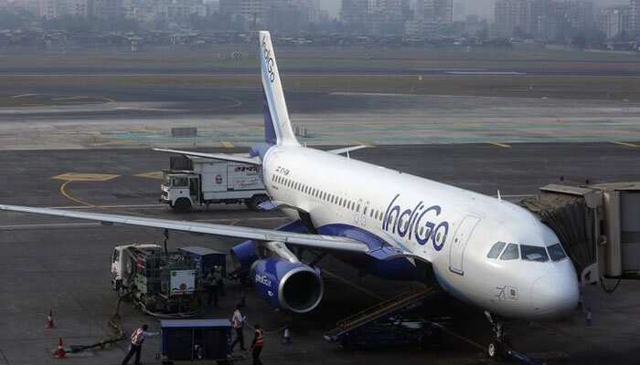 Indigo की वेबसाइट या मोबाइल ऐप के जरिए टिकट बुक करने के कई फायदे हैं.