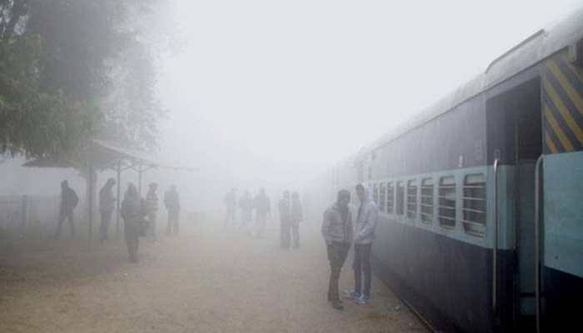 कोहरे ने थामी Train-हवाई जहाज की रफ्तार, कई घंटे लेट चल रही हैं आधा दर्जन से ज्यादा ट्रेनें