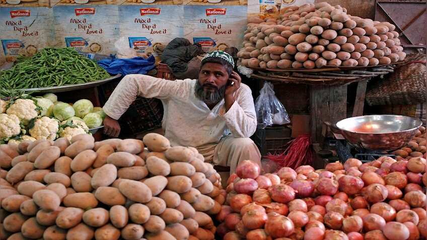 12 साल में रिकॉर्ड महंगाई: दाने-दाने को मोहताज पाकिस्तान! आसमान छूते आटा-चीनी-गेहूं के दाम