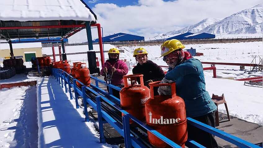 फिर बढ़े रसोई गैस के दाम, 150 महंगा हुआ बिना सब्सिडी वाला सिलेंडर 