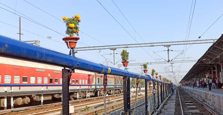 गोरखपुर रेलवे स्टेशन पर दुनिया का सबसे लम्बा प्लेटफार्म बनाया है 