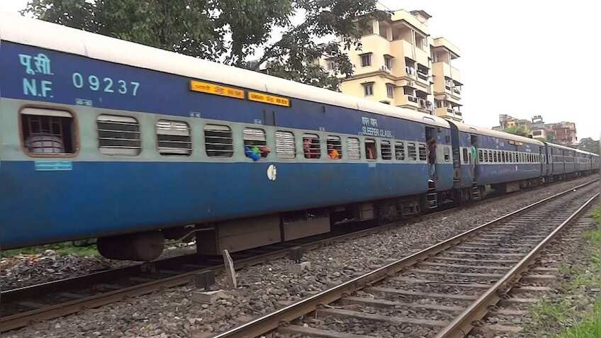 स्टेशन आने से पहले सोते हुए मुसाफिरों अलर्ट करेगा IRCTC, शुरू की  Wake up Call सर्विस