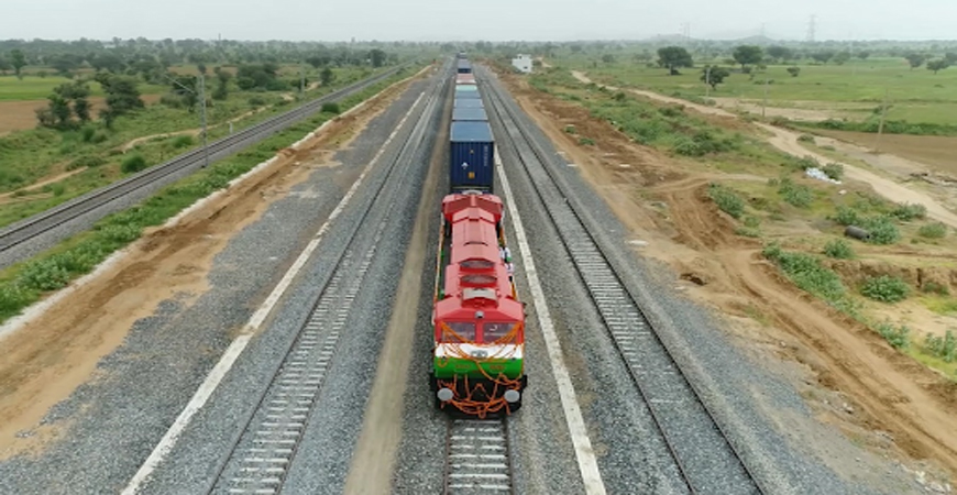 Indian Railways ने लोगों को पटरियों से दूर रहने को कहा, जानिए क्या है वजह