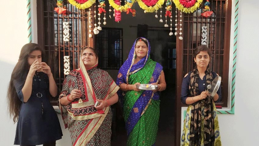 जनता कर्फ्यू  में 5 बजते ही घंटे, घड़ियाल, थाली और ताली की आवाज से गूंठ उठा देश