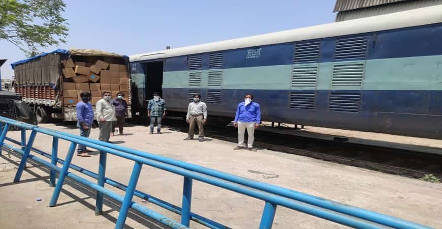 Indian Railways दे रहा है ये सुविधा, आसान हो गया कहीं भी सामान भेजना