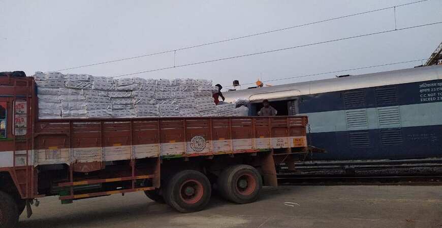 पार्सल एक्सप्रेस ट्रेन के जरिए 384 टन मिर्च को बांगलादेश भेजा गया
