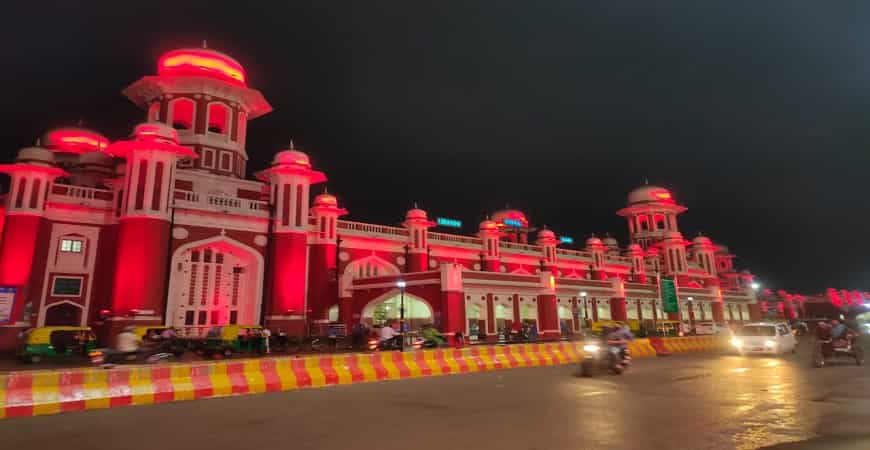 लखनऊ रेलवे स्टेशन को अयोध्या के लिए पहले पड़ाव के तौर पर देखा जाता है 