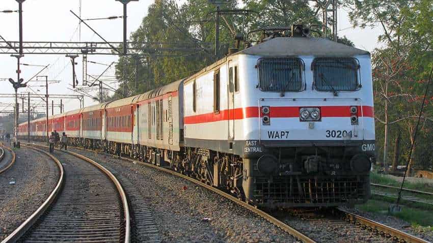 कोरोना महामारी के चलते रेलवे ने बड़ी संख्या में ट्रेनों को कैंसिल किया है.