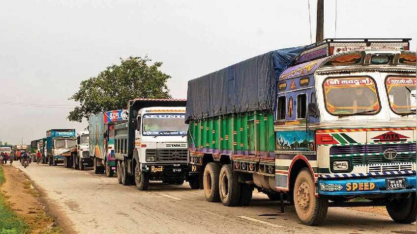 कमर्शियल वाहनों को टैक्स में 50 फीसदी की छूट, महाराष्ट्र सरकार का ऐलान