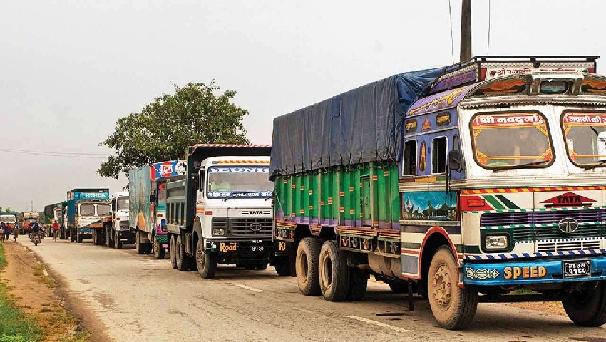 कमर्शियल वाहनों को टैक्स में 50 फीसदी की छूट, महाराष्ट्र सरकार का ऐलान