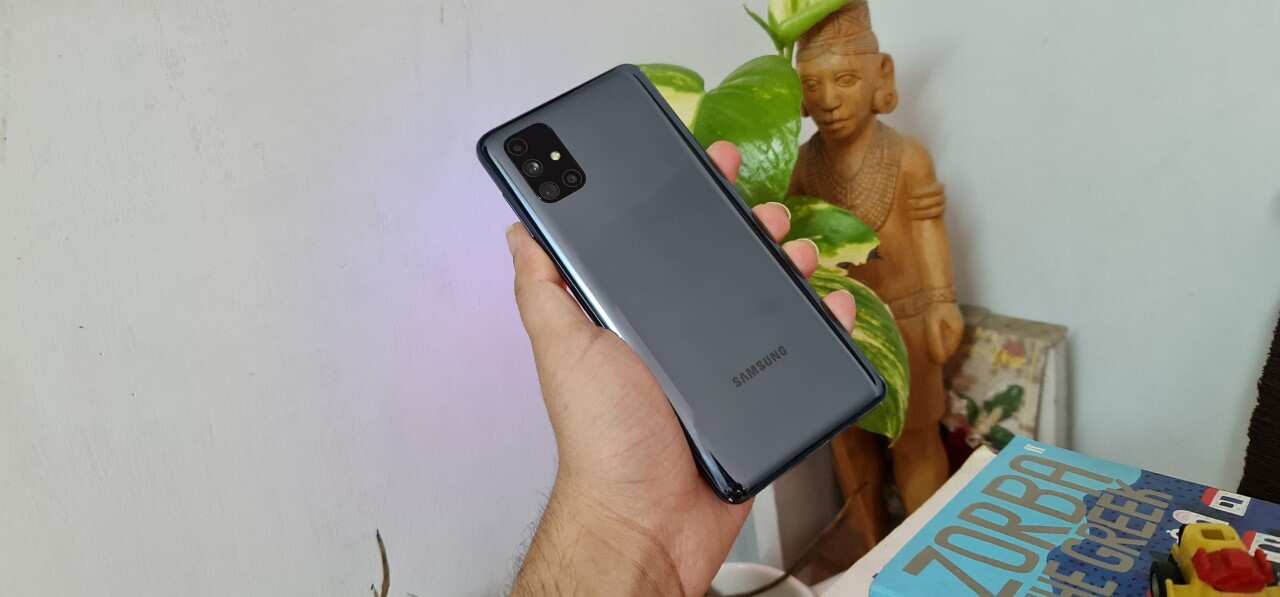 फोन में हैं 4 सेंसर 
