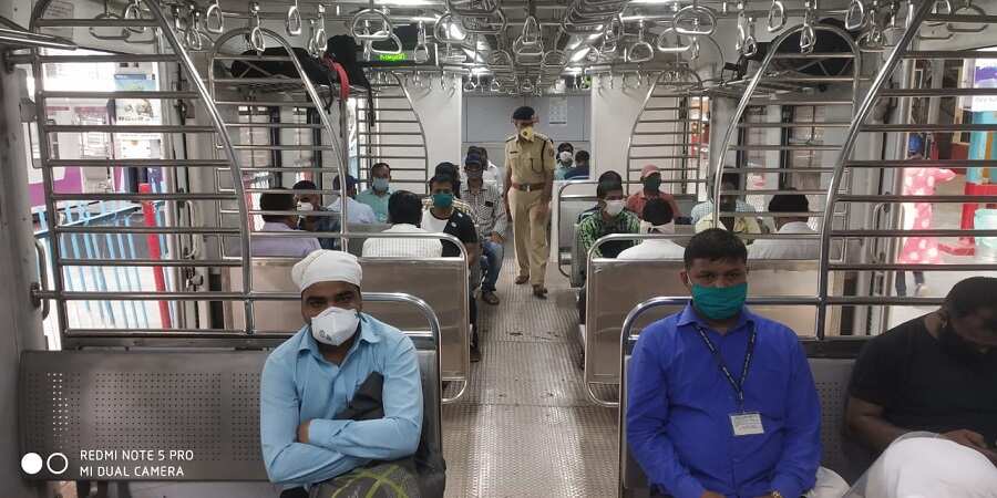 वस्टर्न रेलवे (WR) ने मुंबई में लोकल ट्रेनों की सेवाओं को बढ़ाने का ऐलान किया है. 