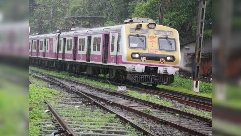 वेस्टर्न रेलवे ने जारी की लिस्ट, आप भी जानिए कौन कर सकता है लोकल ट्रेनों कें सफर