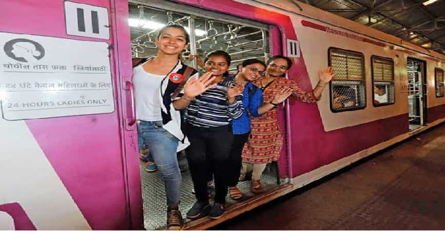 पश्चिम रेलवे मुंबई में फिलहाल 500 लोकल ट्रेनें चला रहा है