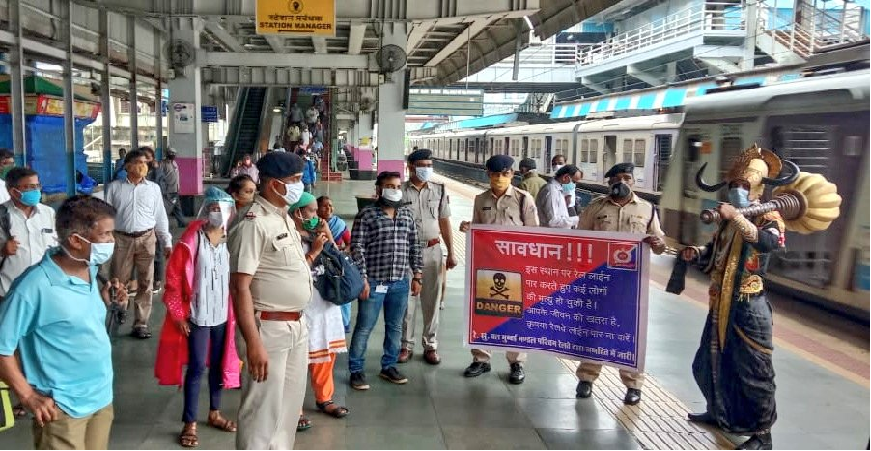रेल हादसों से यात्रियों को बचाने के लिए रेलवे ने शुरू किया अनोखा अभियान, यमराज बता रहे हैं खतरे