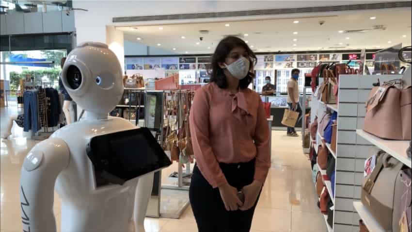  मॉल में अब रोबोट बने हैं शॉपिंग असिस्टेंट