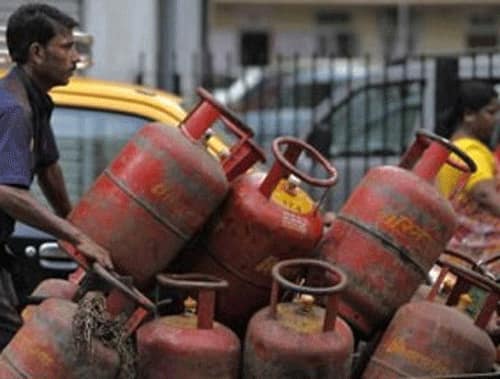 LPG Cylinder Price : 2021 के पहले ही दिन महंगा हुआ सिलेंडर, जानिए अब क्या है कीमत