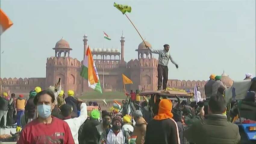 Farmers protest Live: किसानों ने लाल किले पर फहराया झंडा, कई इलाकों में इंटरनेट सेवा ठप