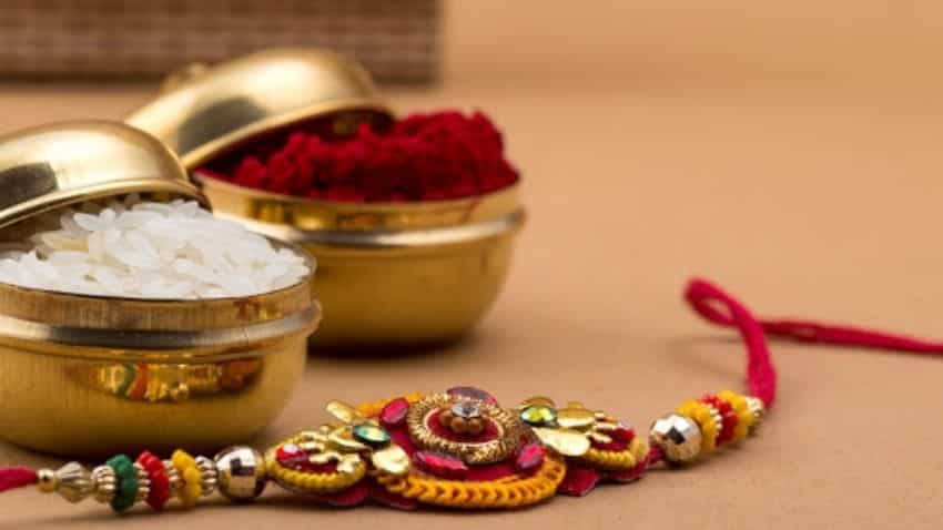 रक्षाबंधन में भाइयों की कलाई पर सजेगी शुद्ध देसी राखी, इस राज्य में महिलाएं बना रहीं बांस-ताड़ और मोती की राखी