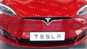 बिना स्टीयरिंग के चलेगी सड़क पर कार, पढ़ें Tesla की इस नई EV में और क्या हो सकती हैं खूबियां