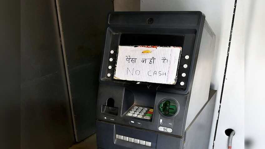 ATM में कैश नहीं तो देनी पड़ेगी पेनल्‍टी, RBI के आदेश से मुश्किल में बैंक