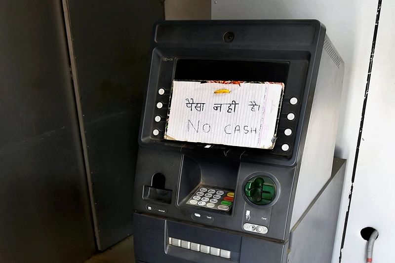 ATM में कैश नहीं तो देनी पड़ेगी पेनल्टी, RBI के आदेश से मुश्किल में बैंक