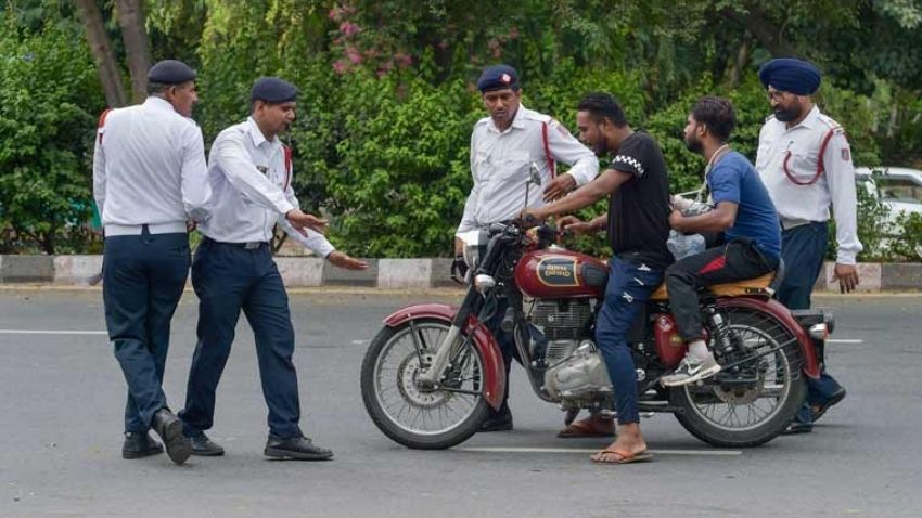 Delhi news: दिल्ली में 30 नवंबर तक बढ़ाई गई ट्रांसपोर्ट डॉक्यूमेंट की वैलिडिटी, सरकार उठा रही है और भी कई कदम