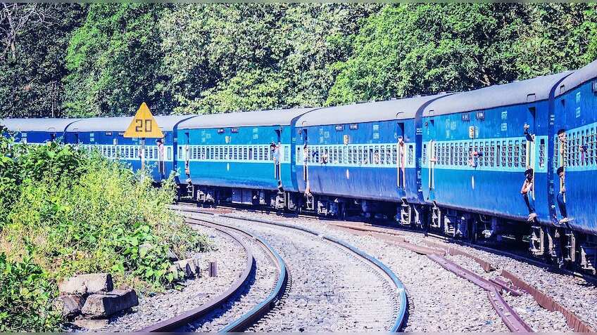 Indian Railways Rules: ट्रेन में बुकिंग के दौरान ऐसे मिलती है कन्फर्म लोअर बर्थ, जानिए क्या हैं रेलवे के नियम