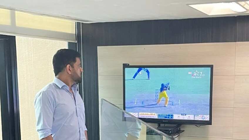 MS Dhoni ने भी देखा शाहरुख खान का कमाल, आखिरी गेंद पर छक्का देख ऐसा था माही का रिएक्शन 