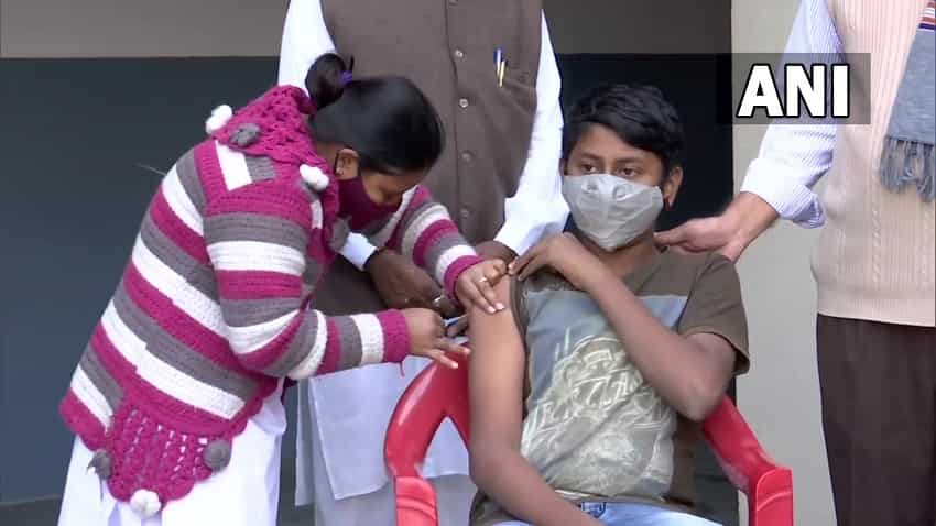गुजरात में बच्चों को लगी वैक्सीन