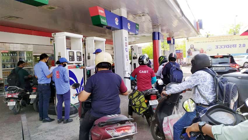 Petrol Diesel News: अप्रैल के पहले पखवाड़े में घट गई फ्यूल की बिक्री, आसमान छूती कीमतों का असर