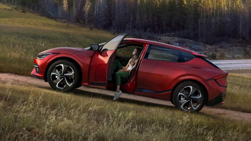 सिंगल चार्ज में 425 किमी रफ्तार पकड़ेगी Kia की ये इलेक्ट्रिक कार, 18 मिनट में मिलेगी 80% की फास्ट चार्जिंग स्पीड