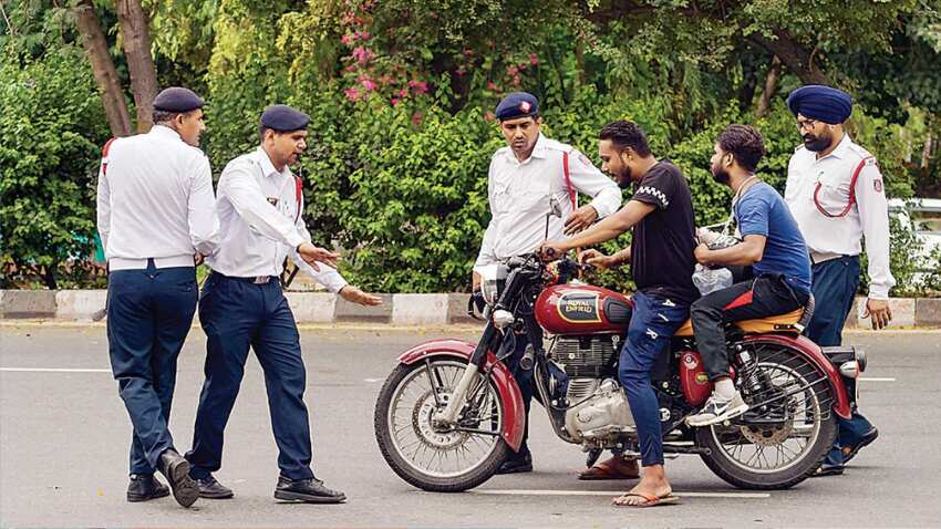 चालान कटवाने से चाहते हैं बचना? सड़क पर मोटरसाइकिल लेकर निकलने से पहले जरूर रखें ये खास डॉक्यूमेंट्स