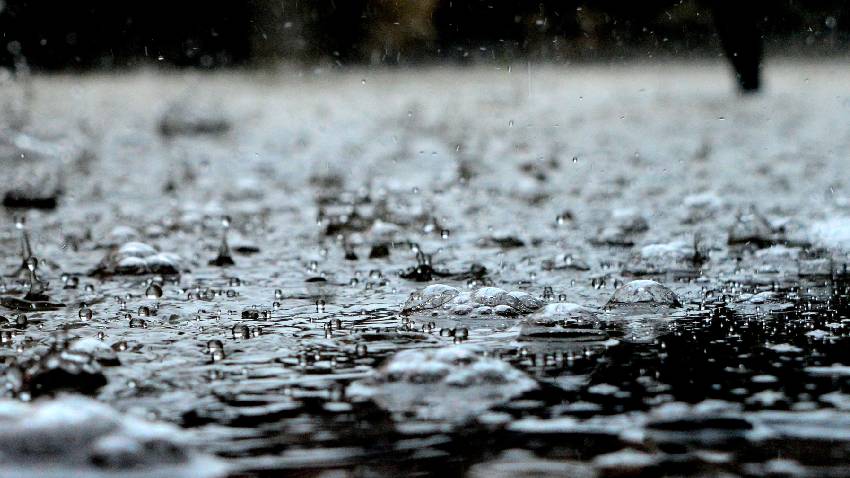 चिलचिलाती गर्मी के बीच राहत की खबर! देश के कुछ हिस्सों में तेज बारिश की संभावना, मौसम विभाग का रेड अलर्ट