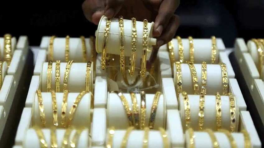 Gold Price Today: सोने के भाव में MCX पर बड़ी गिरावट, जानिए कितना पहुंचा 24 कैरेट का रेट