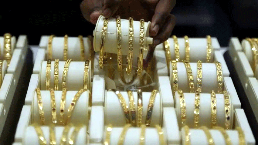 Gold Price Today: सोने के भाव में MCX पर बड़ी गिरावट, जानिए कितना पहुंचा 24 कैरेट का रेट