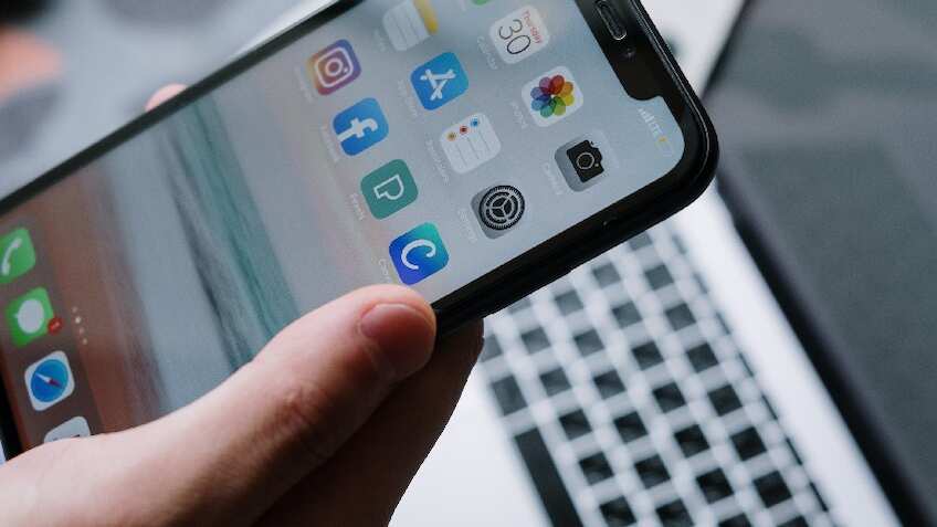 काम करते हुए बैकग्राउंड में म्यूजिक सुनना करते हैं पसंद? तो जानिए iPhone के इस फीचर के बारे में