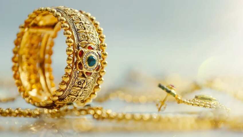 Gold Price Today: सोने में निवेश से पहले जानिए MCX पर आज का भाव, कल की तेजी के बाद फिर टूटा, जानें चांदी का भाव