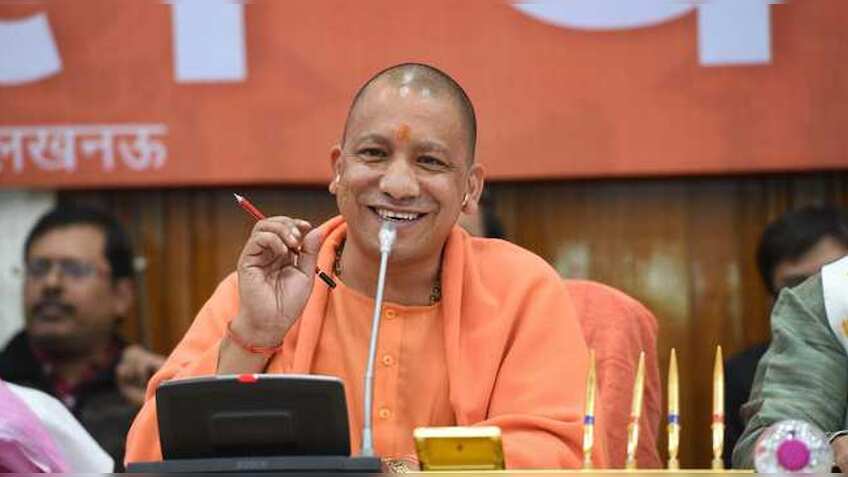 UP CM योगी आदित्यनाथ के हेलीकॉप्टर से टकराया पक्षी, वाराणसी में हुई इमरजेंसी लैंडिंग
