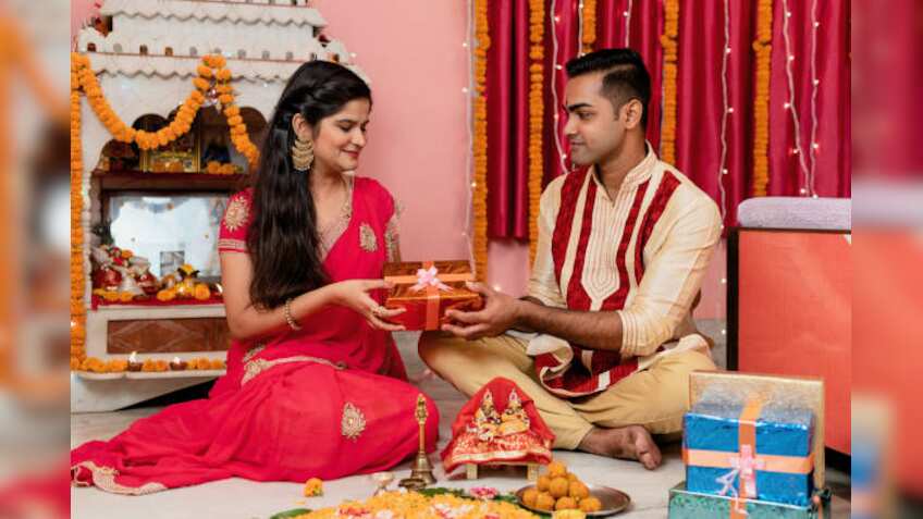 Raksha Bandhan Gift 2022: इस राखी अपनी बहन को करें इन गिफ्ट्स से खुश, बढ़ेगा भाई-बहन का प्यार, आप भी देखें लिस्ट