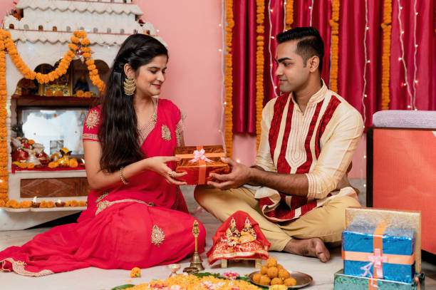 Raksha Bandhan Gift 2022: इस राखी अपनी बहन को करें इन गिफ्ट्स से खुश, बढ़ेगा भाई-बहन का प्यार, आप भी देखें लिस्ट