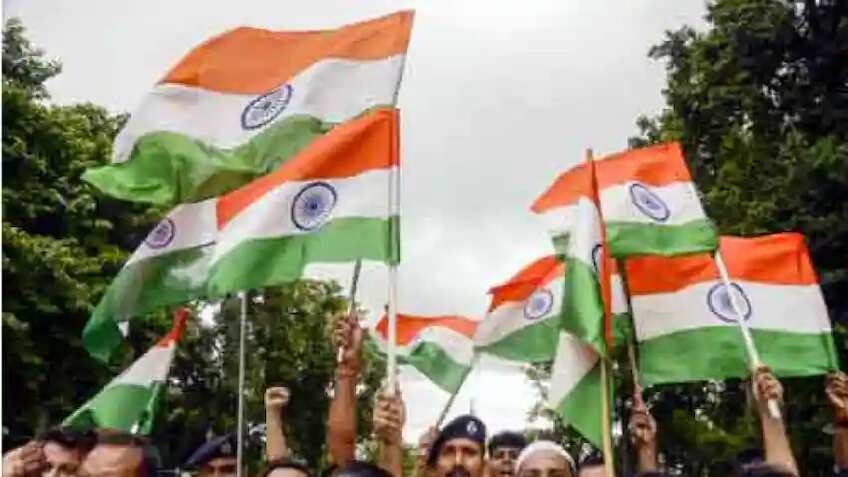 Independence Day 2022 Wishes: देश मना रहा आजादी के 75 साल पूरे होने का जश्न, इन खास संदेशों से दें बधाई