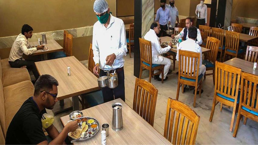 Service Charge: सर्विस चार्ज को लेकर सरकारी गाइडलाइन पर लगी रोक को दिल्ली HC में चुनौती, जानिए पूरा विवाद क्या है